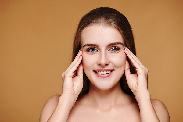 포토 JPG 해외이미지 백인 모델 1 손 응시 여자 행복 얼굴 컨셉 갈색머리 실내 건강 한명 사람 뷰티 갈색 세일 스파 화장품 기쁨 흰색 신선 화려 실크 피부 입술 피부관리 스킨케어 보여주기 돌봄 완벽 해외202309 해외포토 서양인 헤어스타일 시선 감정 컬러 모션 내부 신체부위 직물 파일형식