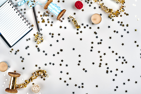 포토 JPG 해외이미지 별 리본 크리스마스 초 사람없음 선물상자 펜 공책 축하 황금 흰배경 색종이 해외202309 해외포토 자연요소 기념일 종이 백그라운드 컨셉 문구용품 선물 상자 필기구 흰색 파일형식