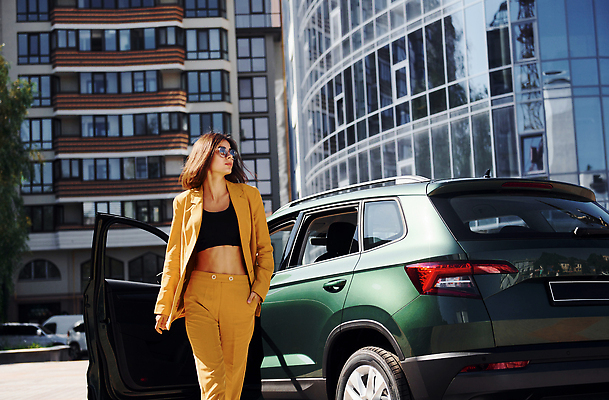 포토 JPG 해외이미지 여자 비즈니스 자동차 한명 상반신 성인 건물 앞모습 선글라스 노란색 걷기 화려 주머니손 성인여자한명만 해외202309 해외포토 1 건축물 안경 육상교통 뷰포인트 컬러 컨셉 모션 사람 여자한명만 성인여자만 파일형식