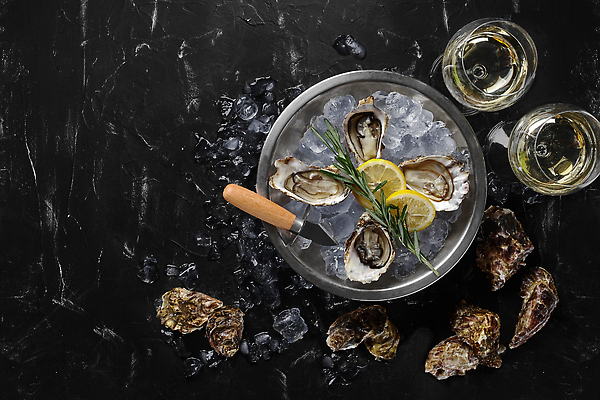 포토 JPG 해외이미지 검은배경 사람없음 얼음 굴 신선 칼 샴페인 레몬 샴페인잔 슬라이스 대리석 로즈메리 카피스페이스 해외202309 해외포토 자연요소 백그라운드 술잔 과일 재료 어패류 주류 검은색 공백 허브 파일형식