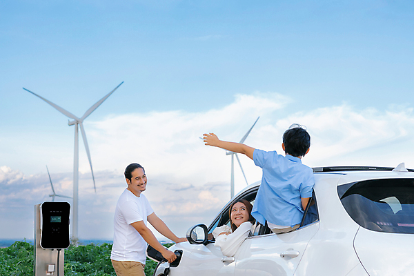 포토 JPG 해외이미지 주간 응시 여자 남자 어린이 가족 하늘 미래 앉기 소년 상반신 성인 야외 옆모습 뒷모습 세명 손들기 승차 친환경 충전 전기자동차 친환경자동차 해외202309 해외포토 자연요소 시선 뷰포인트 컨셉 관계 모션 자동차 사람 환경 파일형식