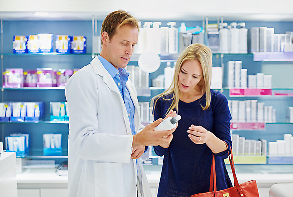 포토 JPG 해외이미지 여자 남자 실내 설명 상반신 성인 두명 앞모습 옆모습 판매 의료진 약국 보여주기 약사 성인만 해외202309 해외포토 직업 뷰포인트 의학 모션 사람 내부 파일형식