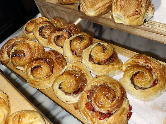 포토 JPG 해외이미지 음식 백그라운드 디저트 쟁반 건강 요리 사람없음 갈색 케이크 식당 식사 카페 빵집 껍질 신선 뜨거움 달콤 맛 아침식사 굽기 유기농 반죽 롤 프랑스어 번 제빵사 페스츄리 핸드메이드 맛있는 해외202309 해외포토 직업 문자 웰빙 빵 컬러 컨셉 상점 구이 파일형식
