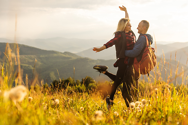 포토 JPG 해외이미지 전신 커플 여자 남자 행복 여행 배낭 안기 하늘 산 함께함 사랑 들기 성인 야외 두명 옆모습 손들기 여행객 마주보기 일몰 하이킹 풀잎 성인만 해외202309 해외포토 감정 뷰포인트 컨셉 잎 가방 관계 모션 레저 사람 노을 풀_식물 파일형식
