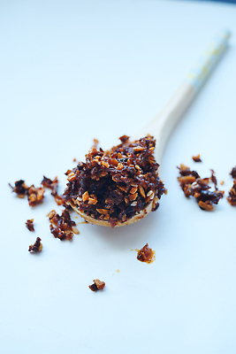 포토 JPG 해외이미지 음식 컬러 조각 다이어트 채소 고추 건조 건강 마늘 요리 사람없음 빨간색 숟가락 신선 뜨거움 조미료 맛 컨테이너 향신료 매움 향료 연소 찌그러짐 영양분 해외202309 해외포토 산업 컨셉 수저 향기 냄새 향미료 파일형식