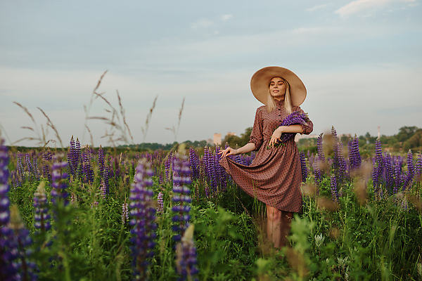 포토 JPG 해외이미지 여자 잎 꽃밭 안기 한명 들기 성인 야외 뷰티 노을 눈감음 허브 밀짚모자 내추럴 허브꽃 성인여자한명만 해외202309 해외포토 자연요소 식물 모자_잡화 1 꽃 모션 사람 여자한명만 성인여자만 파일형식