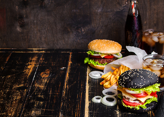 포토 JPG 해외이미지 배너 음료 백그라운드 토마토 유리 탁자 치즈 감자 프레임 패스트푸드 샌드위치 육류 돼지고기 사람없음 세트 식당 검은색 어둠 공백 카페 소고기 수확 감자튀김 햄버거 시골 맛 그릴 폐기물 상추 바비큐 메뉴 콜라 레시피 점심식사 번 소다 치즈버거 해로움 헤딩 힙스터 카피스페이스 해외202309 해외포토 패션 음식 빵 컬러 가구 컨셉 농업 채소 식재료 재질 주방용품 유제품 상점 축구 식사 튀김 인스턴트 쓰레기 탄산음료 파일형식