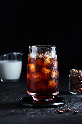 포토 JPG 해외이미지 커피 음료 음식 백그라운드 컨셉 유리 탁자 사람없음 갈색 파티 식당 냉동 얼음 검은색 어둠 카페 에너지 추위 물방울 신선 칵테일 바 액체 붓기 달콤 떨어짐 시원함 큐브 오브젝트 메뉴 상쾌 콜라 소다 카페인 토닉 스플래쉬 맛있는 해외202309 해외포토 자연요소 감정 컬러 가구 모션 재질 주류 이벤트 상점 맛 탄산음료 파일형식