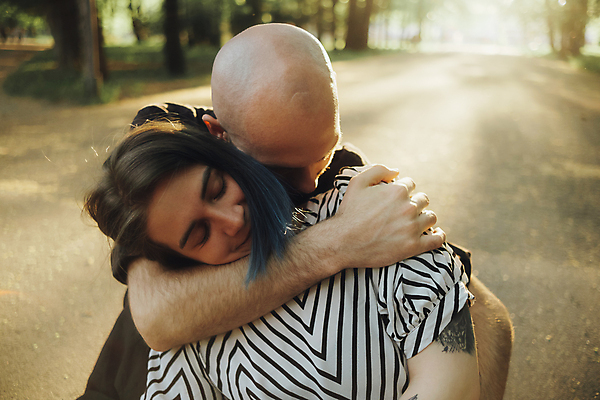 포토 JPG 해외이미지 백인 라이프스타일 커플 여자 남자 행복 셔츠 데이트 관계 포옹 함께함 사랑 성인 두명 초록색 햇빛 태양 봄 기쁨 날짜 승낙 열정 해외202309 해외포토 자연요소 서양인 계절 감정 컬러 컨셉 상의 안기 사람 생활 파일형식