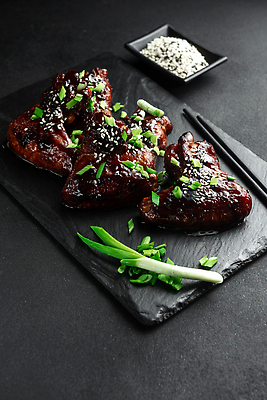 포토 JPG 해외이미지 전통 접시 음식 손가락 고추 탁자 한국 패스트푸드 육류 요리 동양인 사람없음 파티 일본 식사 저녁식사 치킨 중국 어둠 튀김 신선 뜨거움 달콤 그릴 굽기 매움 머리위 꿀 항공촬영 대두 어려움 절임 짠맛 핸드메이드 해외202309 해외포토 식기 손 아시아 뷰포인트 가구 채소 식재료 주방용품 인종 이벤트 맛 인스턴트 구이 닭고기요리 파일형식