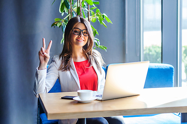 포토 JPG 해외이미지 백인 학생 손 응시 여자 행복 2 비즈니스 손가락 성공 노동자 실내 한명 웃음 사람 앉기 노트북 컴퓨터 사무실 뷰티 평화 공책 카페 기쁨 흰색 우승 비즈니스우먼 시원함 만족 호기심 흥분 경영자 긍정 돌봄 블로거 승자 프리랜서 필승 해외202309 해외포토 서양인 직업 1 시선 감정 컬러 컨셉 모션 문구용품 표정 내부 신체부위 전자제품 상점 최고 직장인 리더 파일형식