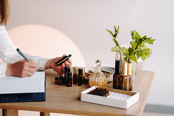 포토 JPG 해외이미지 손 여자 한명 들기 상반신 성인 신체부위 펜 화장품 기록 오일 아로마테라피 테라피 성인여자한명만 해외202309 해외포토 1 음식 모션 사람 필기구 뷰티 여자한명만 성인여자만 파일형식