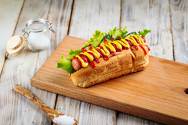 포토 JPG 해외이미지 음식 잎 치즈 패스트푸드 사람없음 가로 초록색 컬러풀 노란색 식당 식사 샐러드 신선 소시지 그릴 상추 바비큐 케첩 먹기 머스터드 토핑 핫도그 점심식사 목판 번 해외202309 해외포토 식물 빵 컬러 채소 모션 주방용품 유제품 상점 소스_음식 가공식품 인스턴트 파일형식