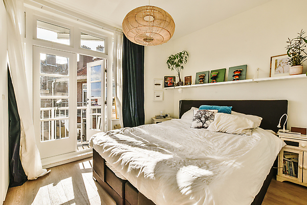 포토 JPG 해외이미지 식물 화분 액자 창문 난간 그림자 사람없음 장식 인테리어 햇빛 문 공간 방 발코니 침대 커튼 서랍장 해외202309 해외포토 디자인 가구 태양 파일형식