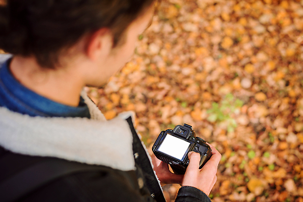 포토 JPG 해외이미지 백인 직업 응시 여자 여행 한명 사람 취미 여행객 카메라 장비 잡기 업무 발사 사진사 그림 예술가 아마추어 프리랜서 해외202309 해외포토 서양인 1 시선 모션 전자제품 작업 작가 파일형식