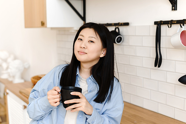 포토 JPG 해외이미지 1 라이프스타일 응시 여자 행복 커피 음료 음식 탁자 아침 휴식 아파트 주택 한국 실내 건강 한명 서기 사람 앉기 동양인 성인 컵 뷰티 주방 방 머그컵 마시기 잡기 아침식사 리빙 해외202309 해외포토 주간 식기 시선 감정 아시아 가구 컨셉 모션 인종 내부 건물 생활 식사 파일형식