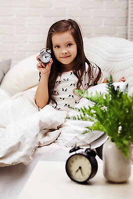 포토 JPG 해외이미지 응시 여자 화분 어린이 잎 베개 탁자 한명 들기 상반신 앞모습 침실 이불 자명종 침대 소프트포커스 보여주기 소녀한명만 해외202309 해외포토 식물 1 시선 뷰포인트 시계 가구 침구 모션 촬영기법 사람 알람 여자한명만 소녀만 파일형식