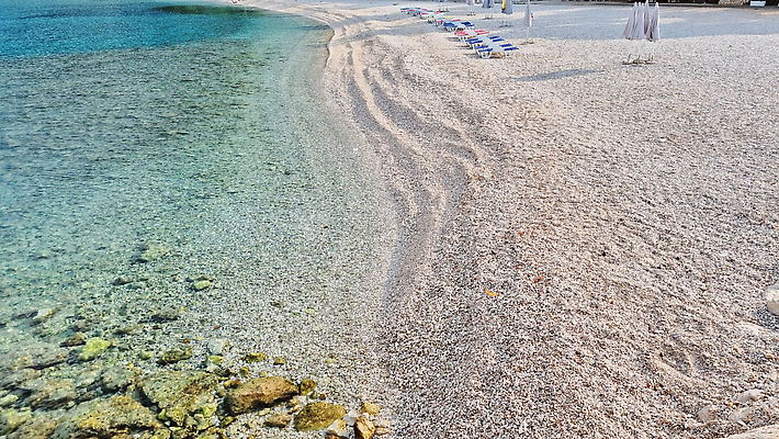 포토 JPG 해외이미지 유럽 바다 컬러 섬 여행 백그라운드 자연 하늘 휴가 휴식 파노라마 풍경 사람없음 야외 초록색 물 여름 파란색 뷰티 일출 환경 맑음 조약돌 바위 전원 만 지중해 휴양지 장면 크로아티아 야외의자 터키석 해외202309 해외포토 자연요소 계절 나라 컨셉 의자 날씨 촬영기법 노을 장소 돌_바위 전기에너지 보석 생태계 파일형식