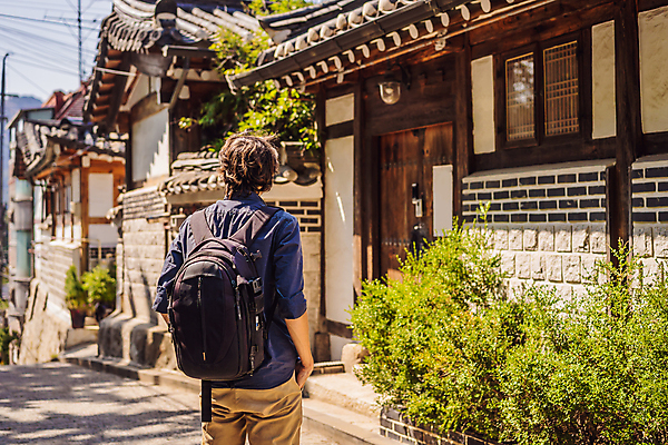 포토 JPG 해외이미지 서양인 남자 여행 한국 한명 성인 야외 뒷모습 주머니손 풀숲 한옥마을 북촌 성인남자한명만 해외202309 해외포토 외국인 1 아시아 뷰포인트 모션 한옥 서울 사람 마을 숲 남자한명만 성인남자만 파일형식