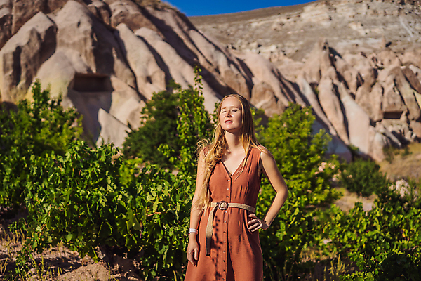 포토 JPG 해외이미지 여자 여행 허리손 바위산 한명 풍경 성인 야외 눈감음 풀숲 성인여자한명만 튀르키예 해외202309 해외포토 1 아시아 포즈 모션 사람 숲 돌산 여자한명만 성인여자만 파일형식