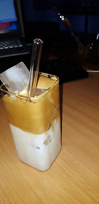 포토 JPG 해외이미지 안경 커피 음료 음식 백그라운드 유리 탁자 한국 사람없음 목재 컵 갈색 유행 초콜릿 얼음 어둠 거품 카페 우유 추위 원두 흰색 신선 달콤 시원함 크림 상쾌 내추럴 라떼 모카 아라비카 카페인 힙스터 맛있는 해외202309 해외포토 자연요소 나무 식기 잡화 패션 감정 아시아 컬러 가구 재료 재질 디저트 유제품 상점 맛 파일형식