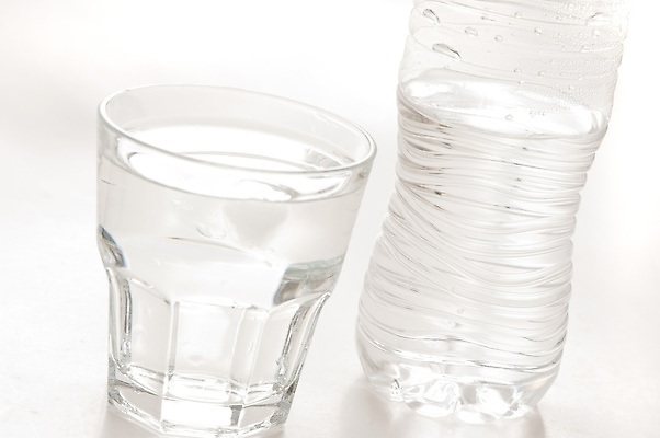 포토 JPG 해외이미지 음료 유리 사람없음 물 수분 플라스틱 가득함 순수 해외202309 해외포토 자연요소 컨셉 재질 파일형식