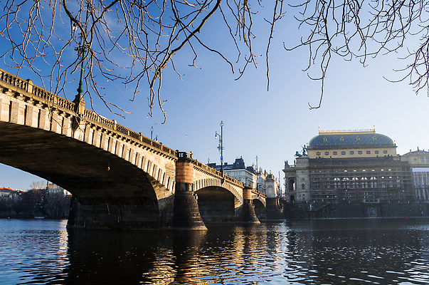 포토 JPG 해외이미지 나무 공원 유럽 문화 여행 건축양식 하늘 거리 주택 미술 사람없음 건물 태양 뷰티 궁전 흰색 도시 역사 전차 체코 프라하 타운 랜드마크 옛날 해외202309 해외포토 자연요소 식물 건축물 공공시설 건축 나라 육상교통 컬러 고건축 문화예술 대중교통 파일형식