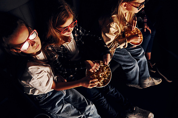 포토 JPG 해외이미지 전신 여자 어린이 의자 들기 앉기 여러명 상반신 옆모습 영화관 영화 팝콘 3D안경 문화생활 영화감상 소녀만 해외202309 해외포토 라이프스타일 안경 뷰포인트 가구 다수 모션 문화예술 사람 감상 극장 여자만 어린이만 파일형식