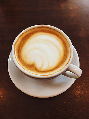 포토 JPG 해외이미지 여유 커피 휴식 사람없음 하이앵글 카페 분위기 커피잔 카푸치노 라떼 해외202309 해외포토 감정 음료 뷰포인트 컨셉 잔 상점 파일형식