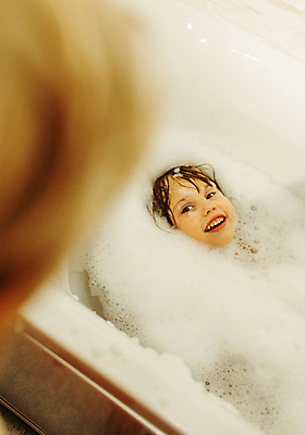 포토 JPG 해외이미지 백인 여자 행복 얼굴 어린이 휴식 주택 수영장 표정 건강 한명 미소 웃음 소년 성인 물 뷰티 머리 목욕 거품 기쁨 젖음 욕실 흰색 아기 빨래 피부관리 샴푸 내추럴 거짓말 돌봄 위생관리 해외202309 해외포토 자연요소 서양인 1 남자 감정 컬러 컨셉 가사 모션 관리 사람 건물 신체부위 위생용품 청결 파일형식