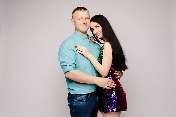 포토 JPG 해외이미지 백인 라이프스타일 디자인 커플 응시 기념일 행복 감정 포즈 결혼 백그라운드 2 데이트 가족 관계 포옹 남편 함께함 실내 사랑 두명 세로 봄 회색 낭만 신혼여행 청바지 아내 쌍 날짜 달콤 열정 주말 고립 해외202309 해외포토 서양인 시선 계절 컬러 컨셉 바지 안기 사람 이벤트 내부 생활 맛 파일형식