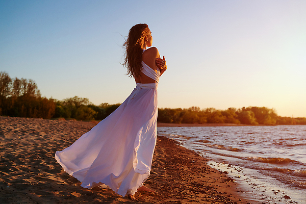 포토 JPG 해외이미지 백인 모델 라이프스타일 드레스 바다 여행 포즈 청소년 하늘 바람 휴가 휴식 갈색머리 건강 한명 서기 사람 물 빛 햇빛 태양 뷰티 유행 일출 일몰 낭만 자유 흰색 춤 화려 고급 우아함 날씬함 내추럴 해외202309 해외포토 자연요소 서양인 1 헤어스타일 옷 컬러 컨셉 모션 날씨 문화예술 생활 노을 몸매 파일형식