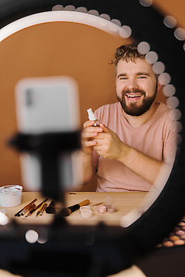 포토 해외이미지 남자 중년 전등 실내 한명 상반신 앞모습 스마트폰 화장 화장용품 방송 화장대 과정 리뷰 소셜네트워크 중년남자한명만 크리에이터 뷰티크리에이터 1인미디어 영상촬영 해외202309 해외포토 직업 1 뷰포인트 가구 컨셉 조명 사람 성인 내부 핸드폰 스마트기기 뷰티 촬영 미용용품 남자한명만 중년남자만 파일형식