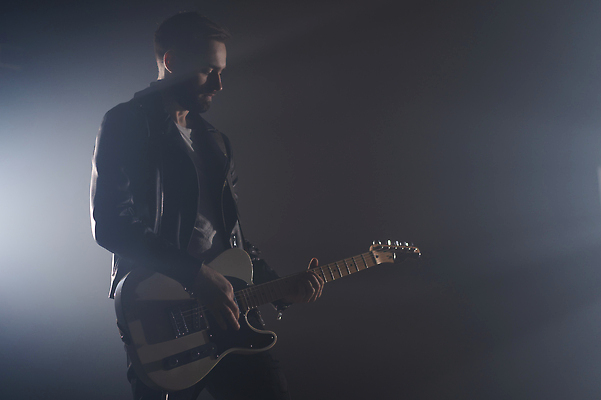 포토 JPG 해외이미지 남자 실루엣 줄 음악 백그라운드 곡선 신체 노래 손가락 놀이 기술 미술 한명 서기 사람 성인 가로 파란색 소리 콘서트 공연 연주자 음악가 에너지 무대 기구 기타 표현 악단 분위기 클래식 클럽 예술가 기타리스트 빛망울 재즈 뮤지컬 베이스 플레이어 생존 해외202309 해외포토 직업 1 손 선 컬러 컨셉 모션 현악기 문화예술 촬영기법 이벤트 빛 파일형식