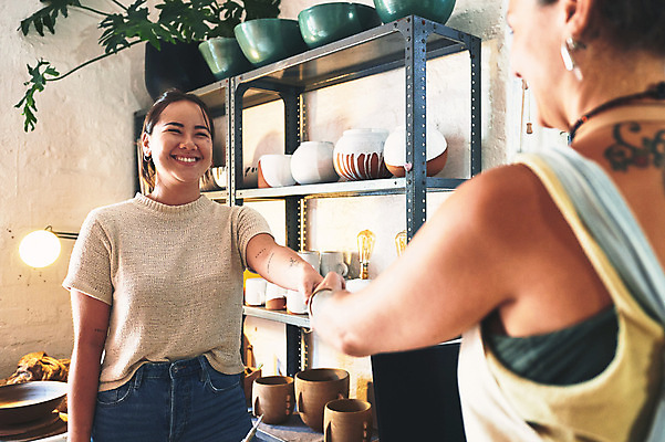 포토 JPG 해외이미지 여자 행복 선반 악수 상반신 성인 두명 옆모습 항아리 도자기 작업실 도예가 성인여자만 해외202309 해외포토 직업 감정 뷰포인트 가구 사람 손짓 여자만 성인만 파일형식