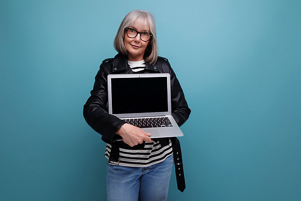 포토 JPG 해외이미지 템플릿 여자 행복 할머니 중년 50대 백그라운드 인터넷 실내 한명 노트북 쇼핑 컴퓨터 상점 스크린 중앙 즐거움 검색 긍정 온라인 채팅 목업 카피스페이스 사용자 해외202309 해외포토 1 노년 감정 컨셉 사람 성인 내부 전자제품 공백 파일형식