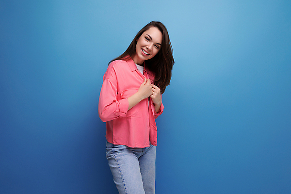 포토 JPG 해외이미지 백인 학생 라이프스타일 긴머리 응시 여자 행복 유럽 포즈 백그라운드 셔츠 성공 갈색머리 실내 한명 서기 사람 성인 30대 뷰티 유행 기쁨 흰색 청바지 우승 흥분 긍정 고립 스타일 카피스페이스 해외202309 해외포토 서양인 1 헤어스타일 시선 감정 나라 컬러 컨셉 상의 바지 모션 내부 생활 장년 공백 최고 파일형식