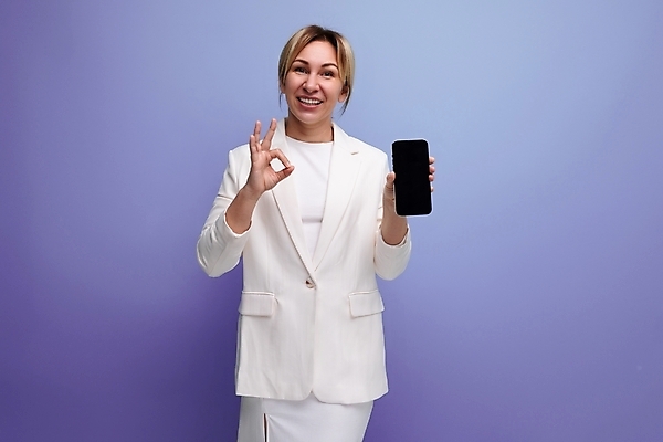 포토 JPG 해외이미지 백인 드레스 여자 행복 유럽 백그라운드 인터넷 비즈니스 통신 모바일 실내 한명 사람 스마트폰 핸드폰 금발 뷰티 유행 재킷 기쁨 백발 비즈니스우먼 우아함 전화기 긍정 온라인 고립 목업 해외202309 해외포토 서양인 1 헤어스타일 옷 감정 나라 컨셉 내부 전자제품 스마트기기 외투 직장인 파일형식