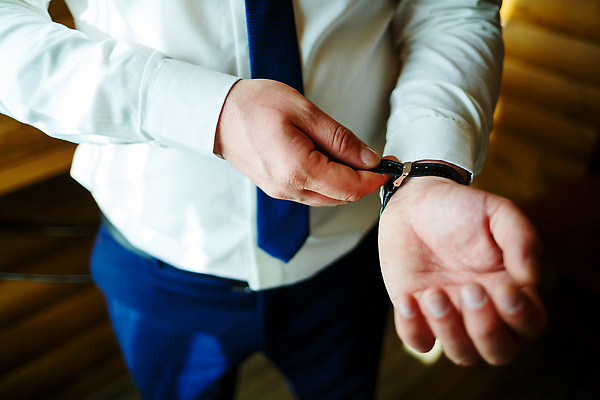 포토 JPG 해외이미지 남자 시계 신랑 결혼 결혼식 넥타이 한명 정장 상반신 성인 앞모습 축하 준비 성인남자한명만 해외202309 해외포토 1 잡화 옷 뷰포인트 컨셉 사람 이벤트 남자한명만 성인남자만 파일형식