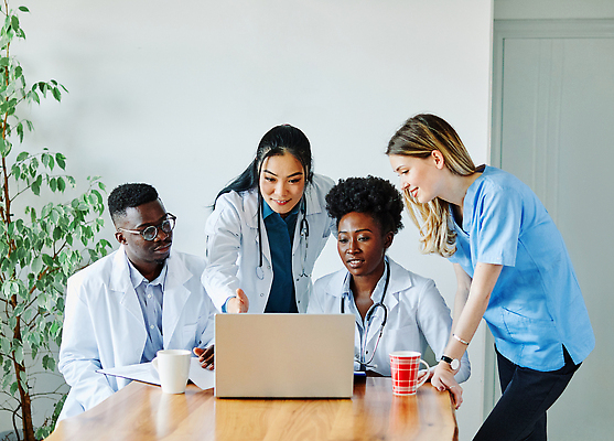 포토 JPG 해외이미지 백인 직업 여자 남자 유니폼 인터넷 통신 탁자 건강 병원 동양인 여러명 성인 노트북 컴퓨터 사무실 약 건강관리 검은색 공책 간호사 의사 코트 흰색 업무 작업 책상 동료 다인종 외과 돌봄 통일 해외202309 해외포토 서양인 옷 컬러 가구 다수 비즈니스 의학 관계 모션 문구용품 관리 사람 인종 전자제품 외투 의료진 파일형식
