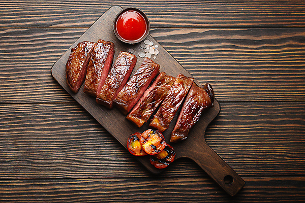 포토 JPG 해외이미지 토마토 육류 스테이크 사람없음 신선 슬라이스 나무도마 나무배경 해외202309 해외포토 백그라운드 채소 식재료 도마 서양음식 목재 파일형식