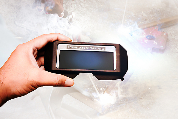 포토 JPG 해외이미지 손 산업 안경 얼굴 노동자 건강 그림자 안전 사람 사람없음 빛 태양 스크린 모니터 어둠 장비 과학기술 공구 업무 작업실 기술자 보호 위험 플라스틱 오브젝트 정비공 고립 용접 자동 해외202309 해외포토 자연요소 직업 잡화 컨셉 재질 기술 신체부위 컴퓨터 도구 작업 파일형식