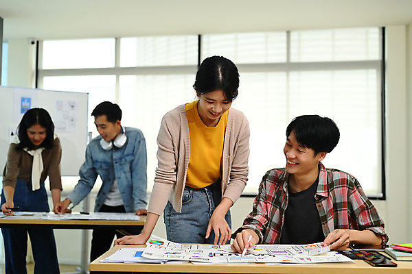 포토 JPG 해외이미지 여자 남자 비즈니스 창문 회의 함께함 앉기 여러명 상반신 성인 옆모습 필기구 헤드셋 비즈니스맨 비즈니스우먼 그룹 책상 직원 보고서 화이트보드 꾸미기 성인만 해외202309 해외포토 뷰포인트 음향기기 가구 다수 컨셉 모션 문구용품 사람 헤드폰 직장인 파일형식