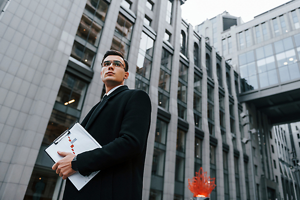 포토 JPG 해외이미지 응시 남자 안경 창문 그래프 한명 들기 정장 상반신 성인 건물 옆모습 도시 직장인 비즈니스맨 스마트 서류판 성인남자한명만 해외포토 직업 1 건축물 시선 잡화 옷 뷰포인트 컨셉 비즈니스 모션 사람 사무용품 남자한명만 성인남자만 파일형식