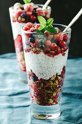 포토 JPG 해외이미지 열매 음식 백그라운드 다이어트 과일 유리 아침 디저트 바나나 건강 키위 씨앗 사람없음 목재 숟가락 식사 우유 흰색 신선 달콤 아침식사 시리얼 먹기 유기농 블루베리 날것 코코넛 레시피 푸딩 요거트 뮤즐리 스무디 오트밀 요구르트 채식주의자 슈퍼푸드 비건 귀리 그래놀라 맛있는 해외202309 해외포토 주간 나무 식물 웰빙 음료 컬러 재료 모션 재질 유제품 곡류 수저 맛 채식 건강식품 파일형식