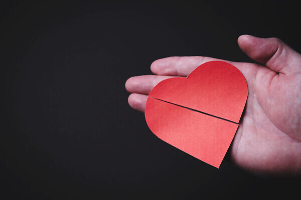 포토 JPG 해외이미지 모양 커플 딸 감정 어린이 결혼 백그라운드 컨셉 가족 관계 결혼식 엄마 남편 사람없음 빨간색 슬픔 아내 아빠 충돌 심볼 문제 다리찢기 종료 깨짐 우울증 이혼 해외202309 해외포토 컬러 모션 사람 이벤트 질병 파일형식