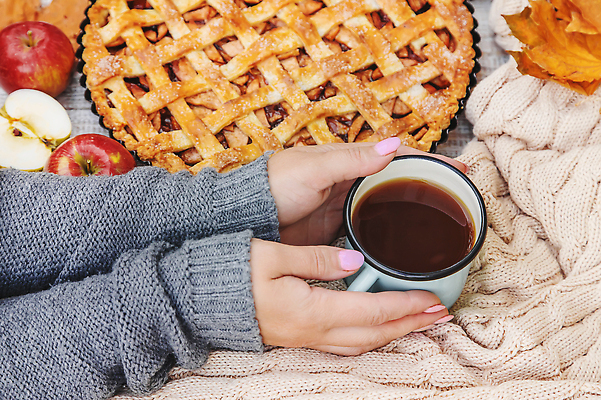 포토 JPG 해외이미지 손 백그라운드 낙엽 신체부위 잡기 달콤 사과 애플파이 카피스페이스 해외202309 해외포토 잎 과일 모션 사람 공백 맛 파이_빵 파일형식