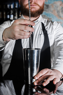 포토 JPG 해외이미지 남자 한명 정장 상반신 성인 잡기 바텐더 믹싱스푼 쉐이커 성인남자한명만 해외202309 해외포토 1 옷 모션 사람 남자한명만 성인남자만 파일형식