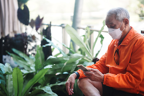 포토 JPG 해외이미지 라이프스타일 할아버지 남자 인터넷 텍스트 통신 모바일 세포 가면 한명 동양인 야외 스마트폰 핸드폰 네트워크 연결 은퇴 무선전화기 전화기 스마트 소통 문자메시지 소셜 옛날 해외202309 해외포토 1 노년 컨셉 사람 인종 생활 전자제품 스마트기기 메시지 파일형식