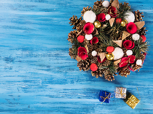 포토 JPG 해외이미지 리본 하늘색 크리스마스장식 사람없음 선물상자 하이앵글 오브젝트 크리스마스리스 나무배경 해외202309 해외포토 뷰포인트 백그라운드 크리스마스 선물 파란색 상자 화환 파일형식